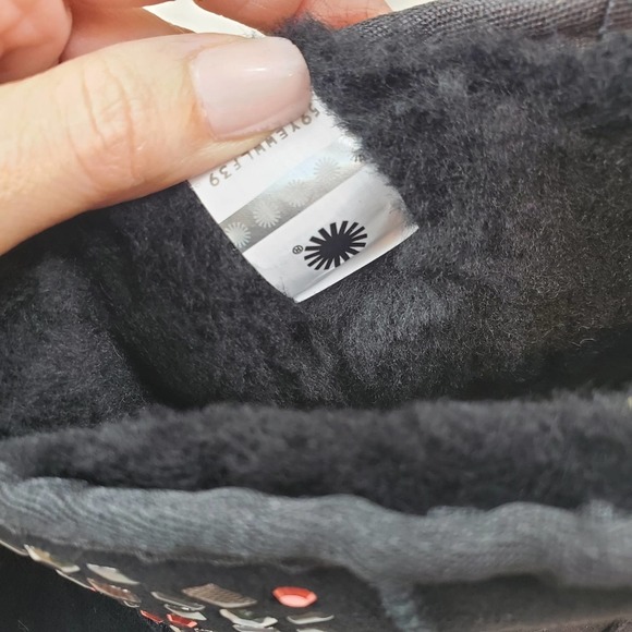 UGG Size 7 Black Genuine Sheepskin Mini Stud II Short Boots NIB - Picture 9 of 10